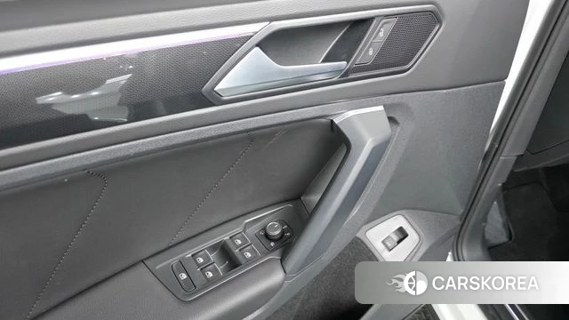 Volkswagen Tiguan second Generation 2022 Белый из Кореи, фото 3