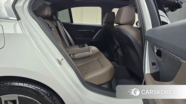 BMW 5 Series (G60) 2023 Белый из Кореи, фото 3