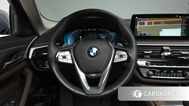 BMW 5 Series (G30) 2023 Серебристо-серый из Кореи, фото 3