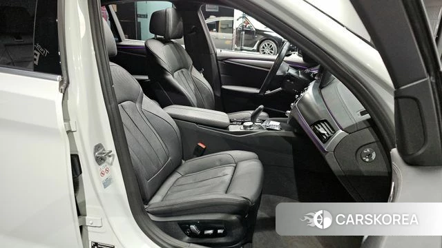 BMW 5 Series (G30) 2023 Белый из Кореи, фото 3