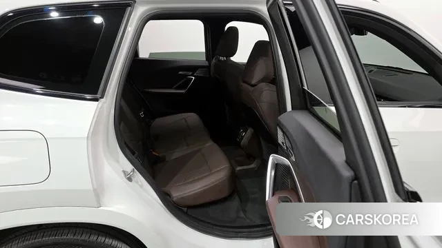 BMW iX1 (U11) 2023 Белый из Кореи, фото 3