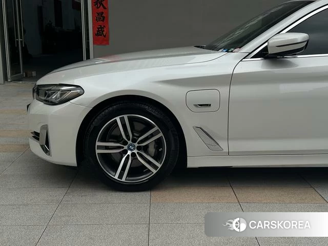 BMW 5 series PHEV 2022 Белый из Китая, фото 3