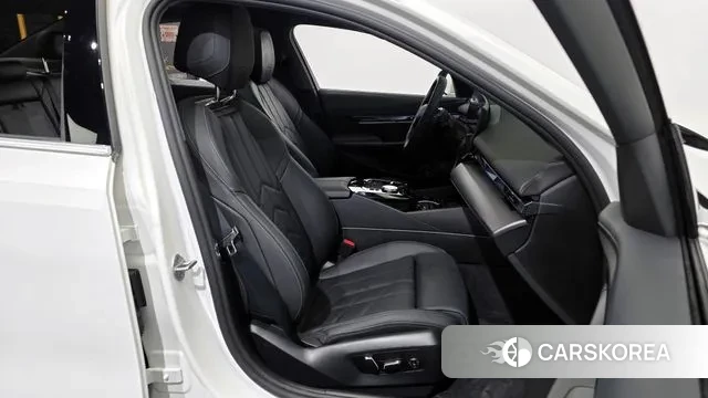 BMW 5 Series (G60) 2025 Белый из Кореи, фото 3