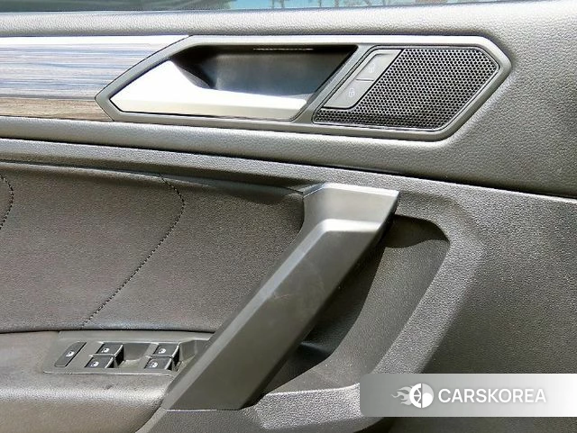 Volkswagen Tiguan Allspace 2023 Белый из Кореи, фото 3
