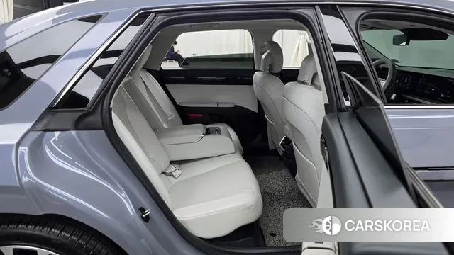 Hyundai Grandeur Hybrid (GN7) 2023 Светло-серебряный цвет из Кореи, фото 3