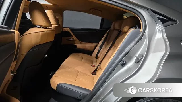 Lexus ES300h 7th generation 2023 Серебристо-серый из Кореи, фото 3