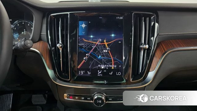 Volvo V60 Cross-Country 2nd Generation 2021 Белый из Кореи, фото 3
