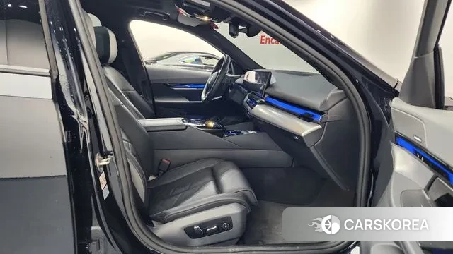 BMW 5 Series (G60) 2024 Черный из Кореи, фото 3