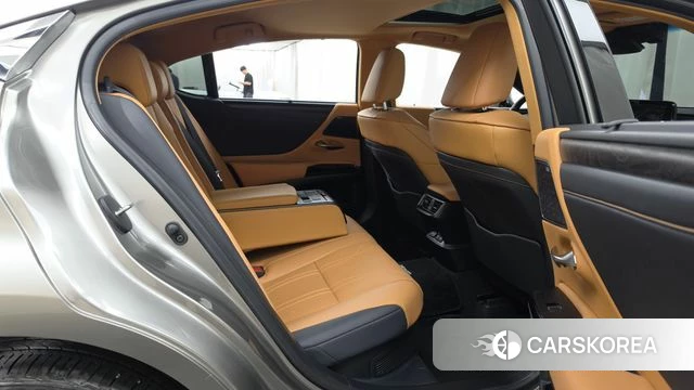 Lexus ES300h 7th generation 2023 Серебристо-серый из Кореи, фото 3