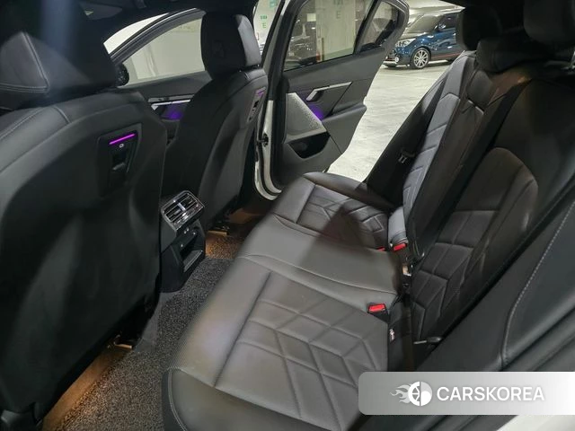 BMW 5 Series (G60) 2023 Белый из Кореи, фото 3