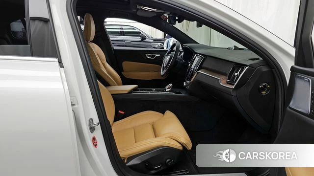 Volvo S60 3rd generation 2023 Белый из Кореи, фото 3