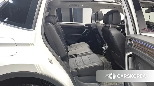 Volkswagen Tiguan Allspace 2023 Белый из Кореи, фото 3