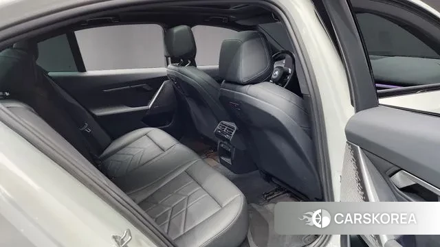 BMW 5 Series (G60) 2023 Белый из Кореи, фото 3