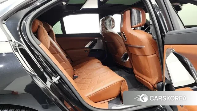 BMW 7 Series (G70) 2023 Черный из Кореи, фото 3