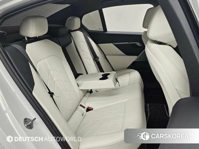 BMW 5 Series (G60) 2025 Белый из Кореи, фото 3