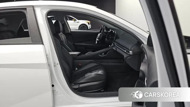 Hyundai The New Avante (CN7) 2024 Белый из Кореи, фото 3