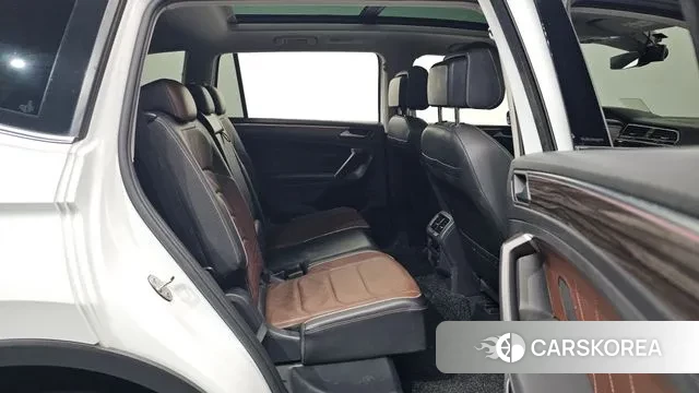 Volkswagen Tiguan Allspace 2023 Белый из Кореи, фото 3