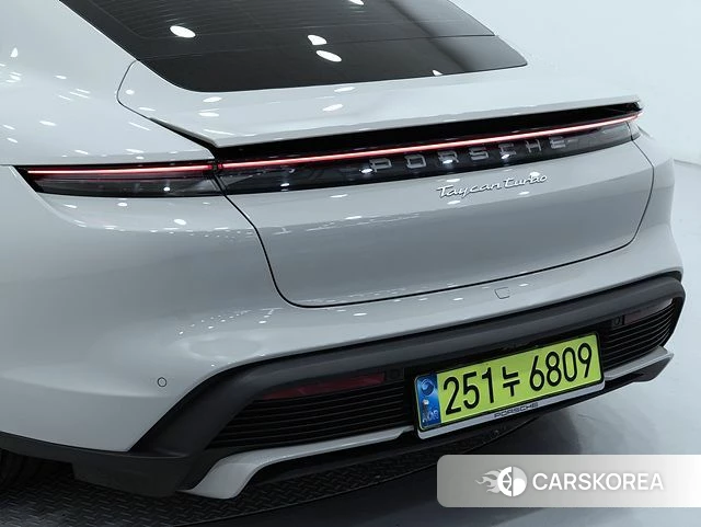 Porsche Taycan 2024 Жемчужный цвет из Кореи, фото 3