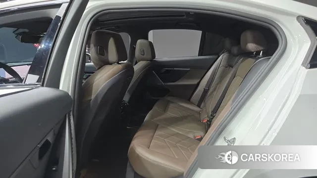 BMW 5 Series (G60) 2024 Белый из Кореи, фото 3