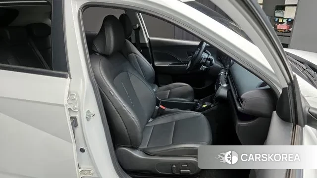 Hyundai Kona (SX2) 2023 Белый из Кореи, фото 3