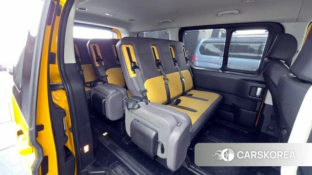 Hyundai Staria 2023 Желтый из Кореи, фото 3