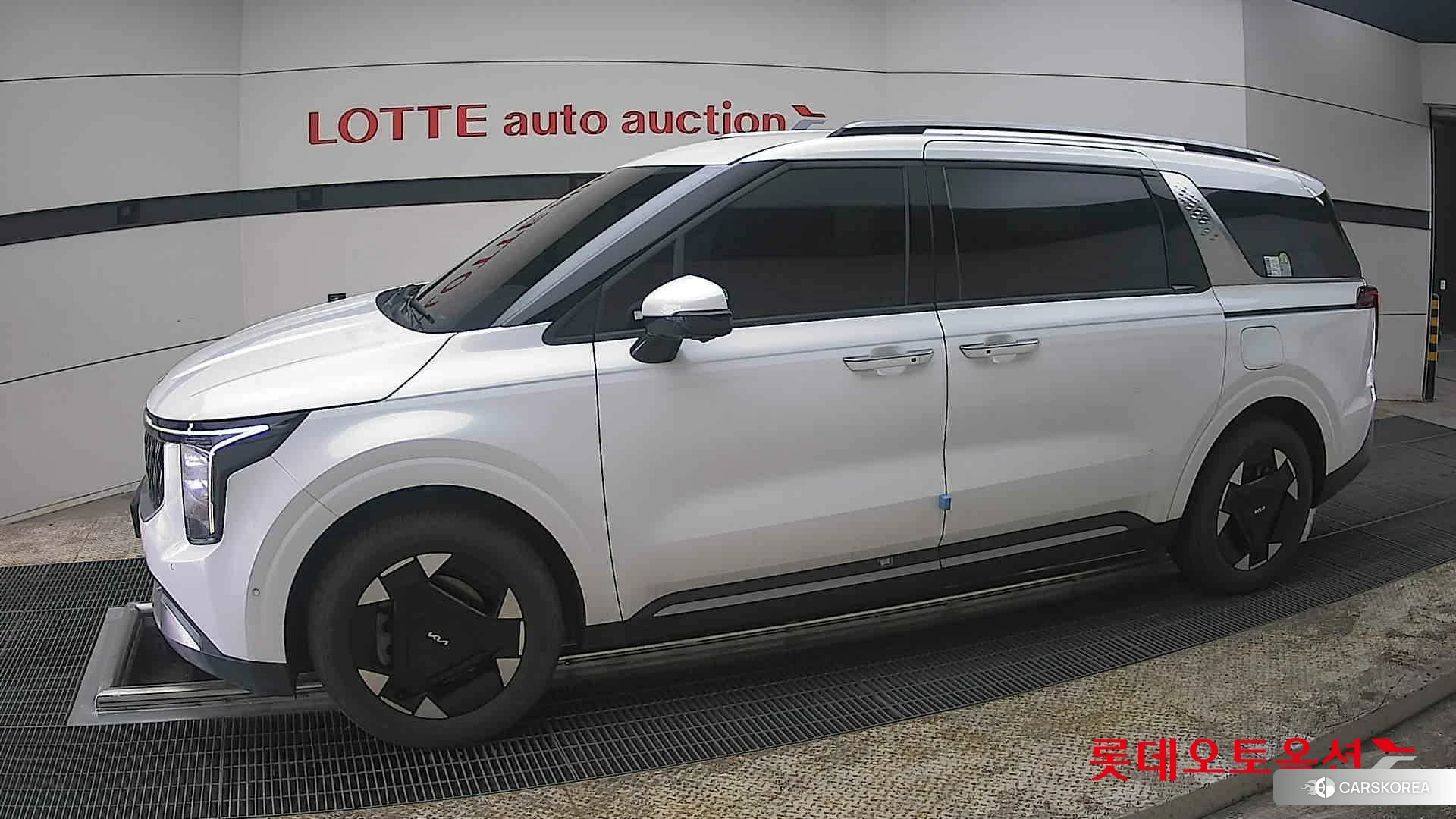 Kia Carnival Hybrid 2025 Snow White Pearl из Кореи, фото 3