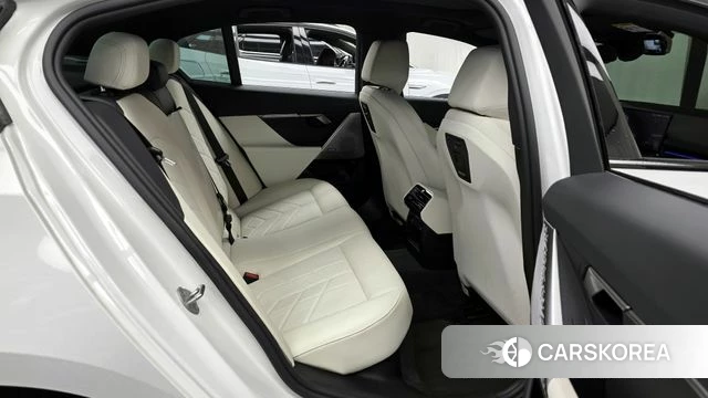 BMW 5 Series (G60) 2024 Белый из Кореи, фото 3
