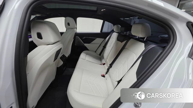 BMW 5 Series (G60) 2025 Белый из Кореи, фото 3
