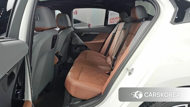 BMW 5 Series (G60) 2025 Белый из Кореи, фото 3