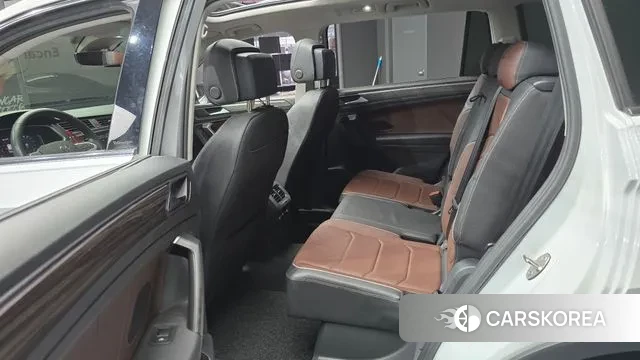 Volkswagen Tiguan Allspace 2023 Белый из Кореи, фото 3