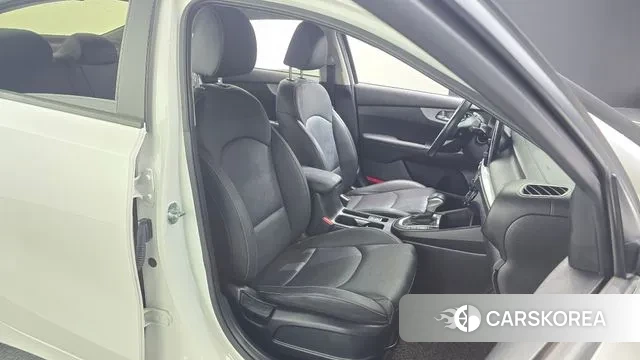 Kia The New K3 2nd generation 2022 Белый из Кореи, фото 3