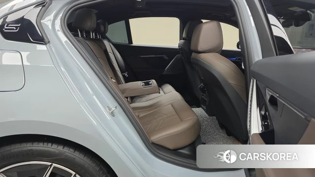 BMW 5 Series (G60) 2025 Цвет галактики из Кореи, фото 3