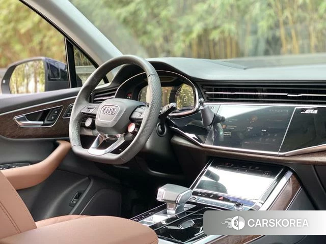 Audi Q7 2021 Черный из Китая, фото 3