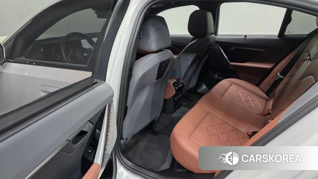 BMW 5 Series (G60) 2025 Белый из Кореи, фото 3