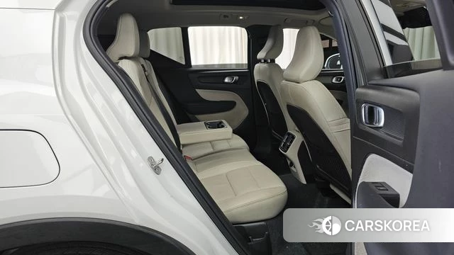 Volvo XC40 2023 Белый из Кореи, фото 3