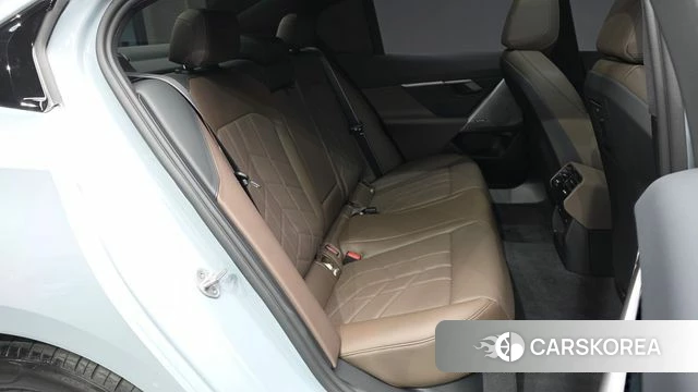 BMW 5 Series (G60) 2025 Светло-серебряный цвет из Кореи, фото 3