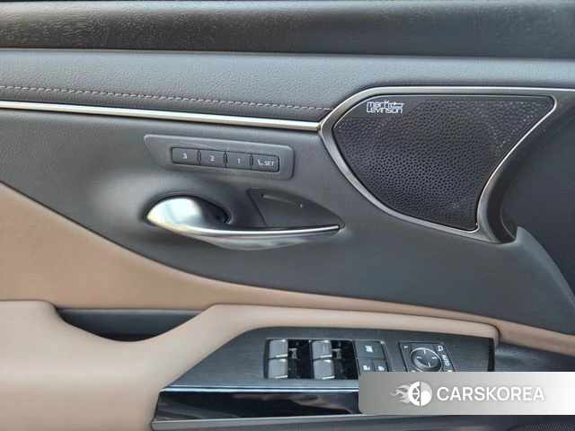 Lexus ES300h 7th generation 2025 Серебристо-серый из Кореи, фото 3