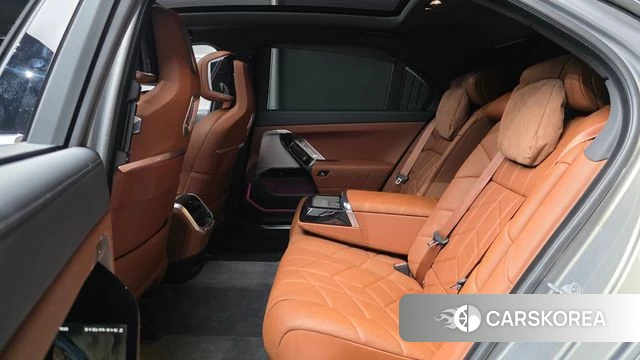 BMW 7 Series (G70) 2024 Серебристо-серый из Кореи, фото 3