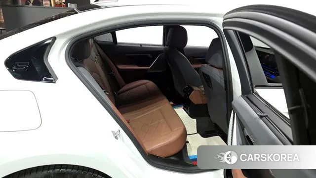 BMW 5 Series (G60) 2023 Белый из Кореи, фото 3