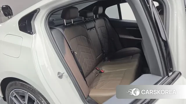 BMW 5 Series (G60) 2025 Белый из Кореи, фото 3