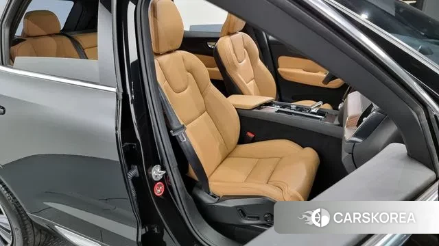 Volvo XC60 second Generation 2022 Черный из Кореи, фото 3
