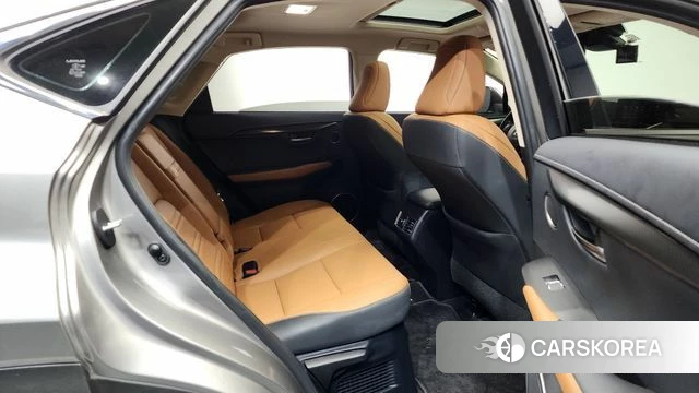 Lexus NX300h 2019 Серебряный из Кореи, фото 3