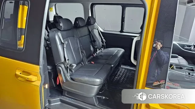 Hyundai Staria 2023 Желтый из Кореи, фото 3