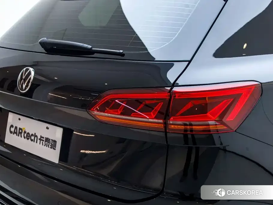 Volkswagen Touareg 2024 Черный из Китая, фото 3