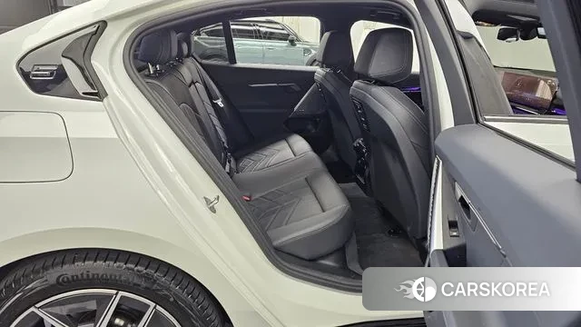 BMW 5 Series (G60) 2025 Белый из Кореи, фото 3