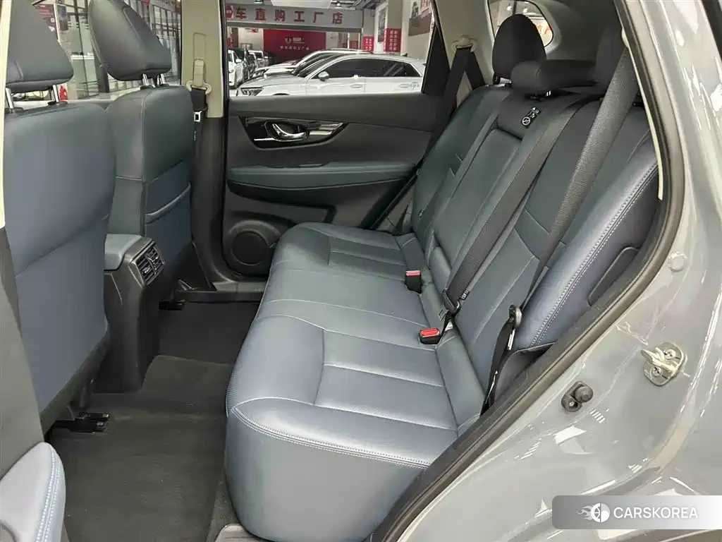 Nissan X-Trail 2025 Silver/gray из Китая, фото 3