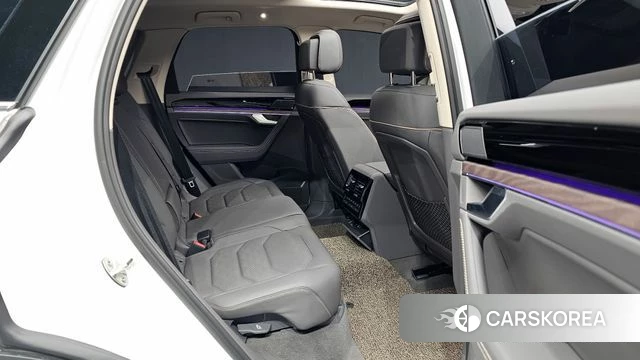 Volkswagen Touareg 3rd generation 2023 Белый из Кореи, фото 3