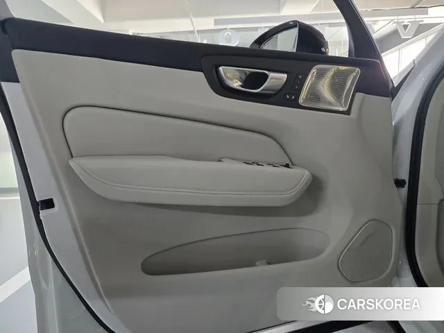 Volvo XC60 second Generation 2025 Белый из Кореи, фото 3