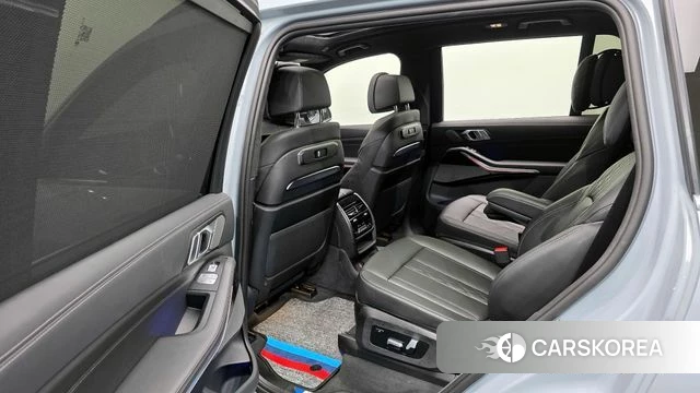 BMW X7 (G07) 2024 Серебристо-серый из Кореи, фото 3