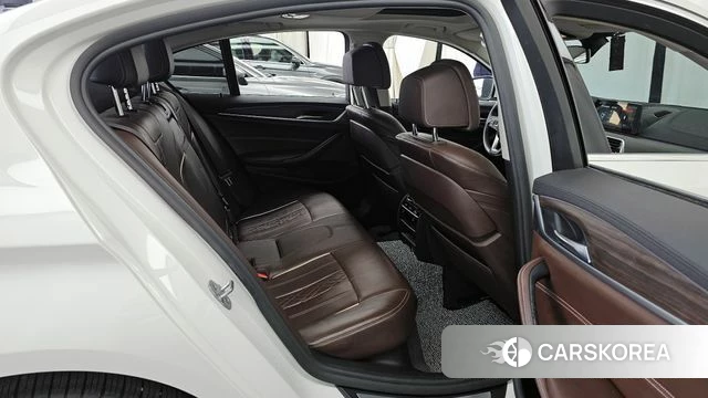 BMW 5 Series (G30) 2018 Белый из Кореи, фото 3